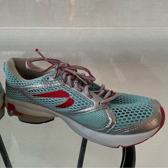 Newton running shoes in lightly used condition. Get it here for a steal! Size 7 - Picture 4 of 8